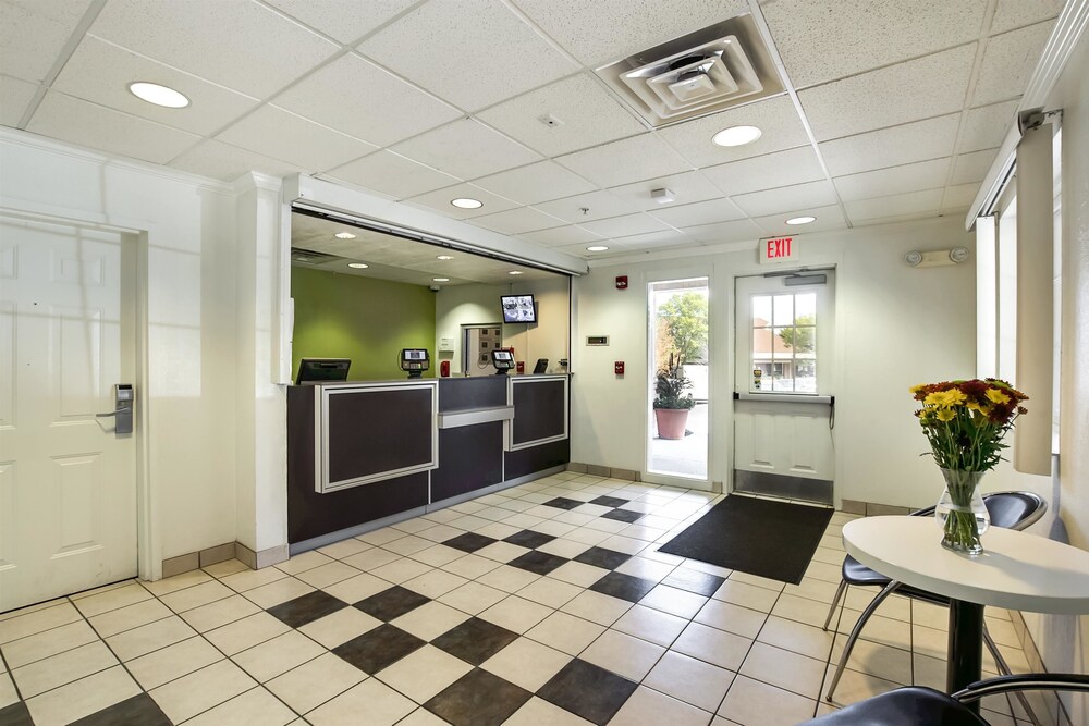 Lobby sitting area, Studio 6 East Brunswick, NJ - NYC Area