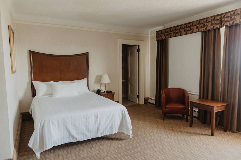 Prince Arthur Waterfront Hotel & Suites
