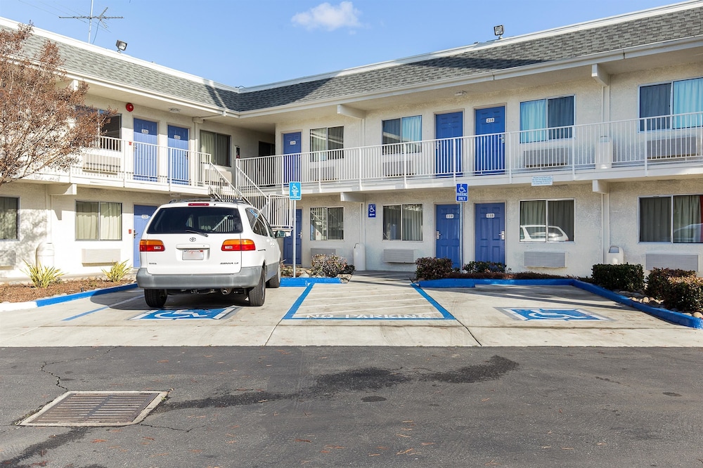 Front of property, Motel 6 Hayward, CA - East Bay