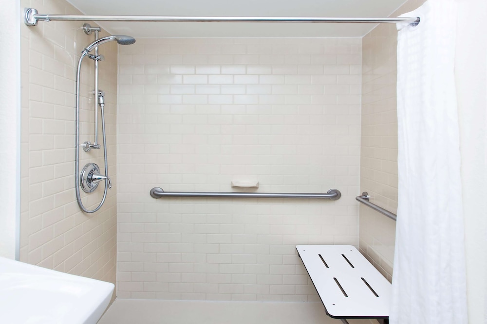 Bathroom, Sonesta Simply Suites Fort Worth