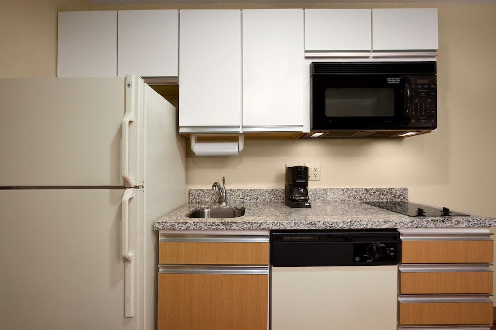 Private kitchenette, MainStay Suites Detroit Auburn Hills