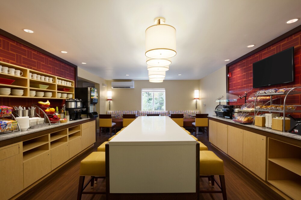 Breakfast area, MainStay Suites Detroit Auburn Hills