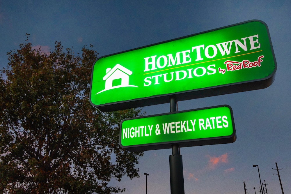 HomeTowne Studios by Red Roof Houston - West Oaks