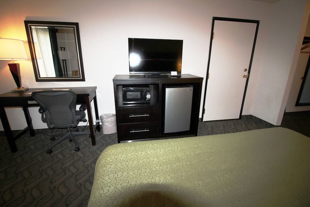 Quality Inn & Suites Airport West