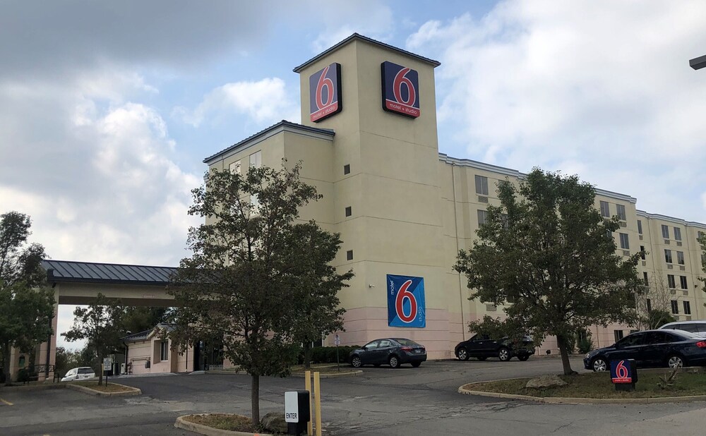 Motel 6 Coraopolis, PA- Pittsburgh Airport