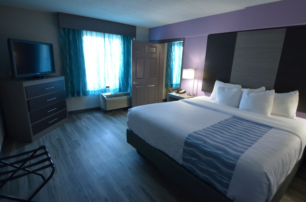 Room, La Quinta Inn & Suites by Wyndham Clarksville