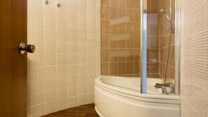 Douche, articles de toilette gratuits, sèche-cheveux, chaussons