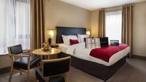 Hypo-allergenic bedding, in-room safe, desk, blackout drapes