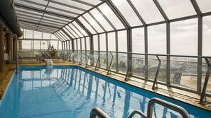 Una piscina cubierta, tumbonas