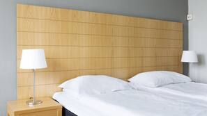 Bureau, rideaux occultants, lits bébés (en supplément)