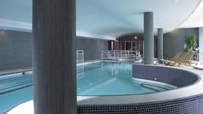Una piscina cubierta