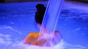 Una piscina cubierta