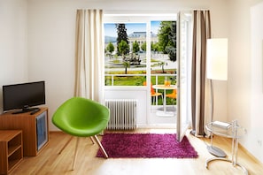 Living area | 32-inch flat-screen TV with cable channels, TV