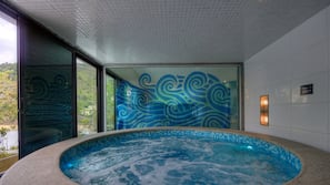 Piscina interna, 3 piscinas externas, guarda-sóis