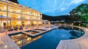 6 outdoor pools, sun loungers