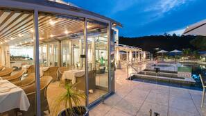 6 outdoor pools, sun loungers