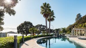 6 outdoor pools, sun loungers