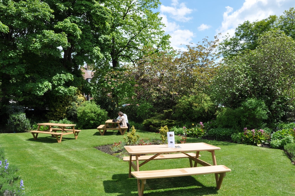 Garden, Cairn Hotel