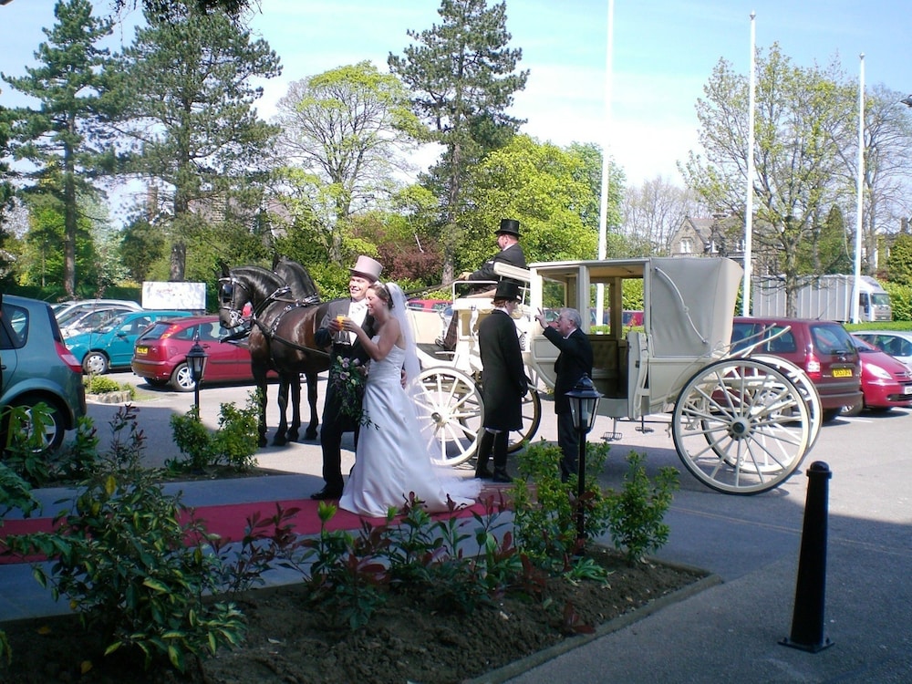 Outdoor wedding area, Cairn Hotel