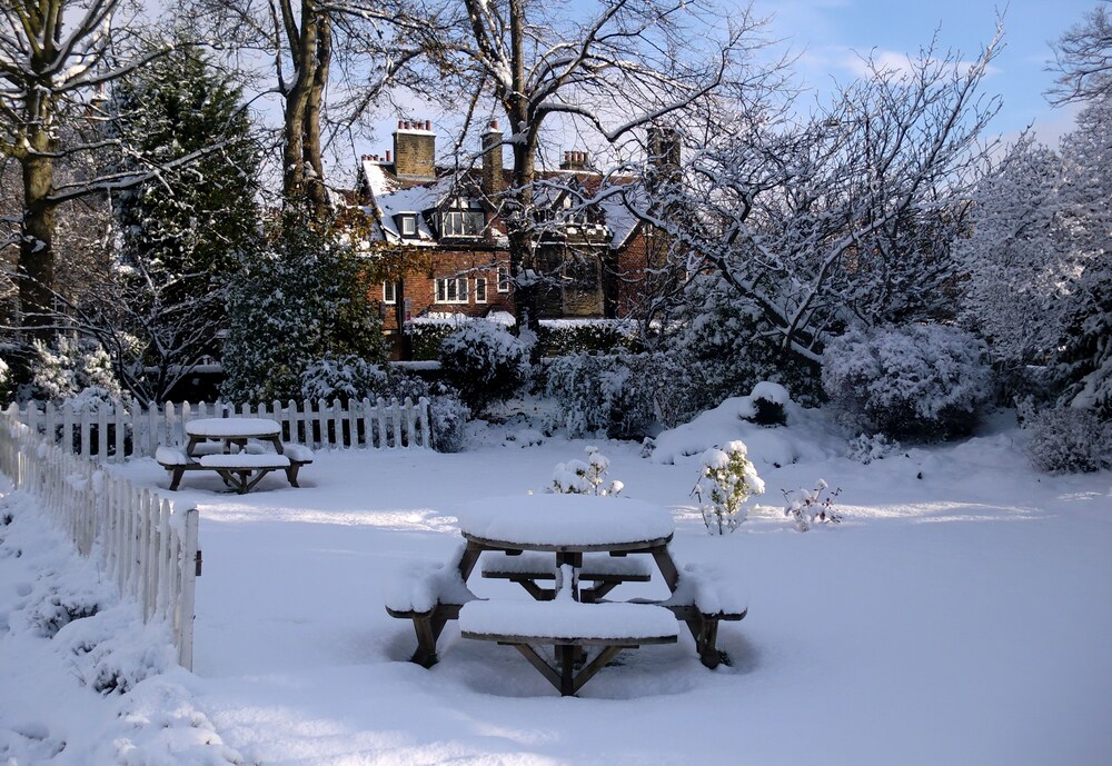 Property grounds, Cairn Hotel