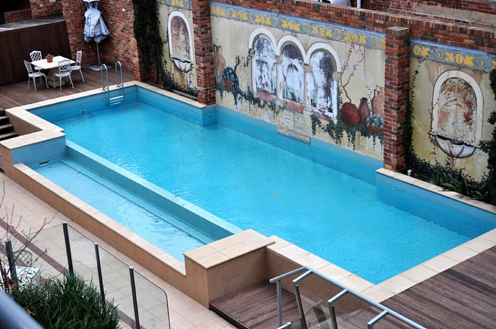 Outdoor pool, Melbourne Metropole Central