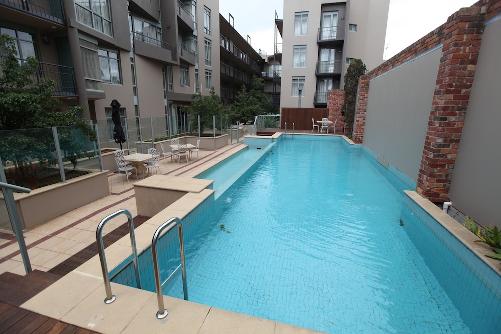 Outdoor pool, Melbourne Metropole Central