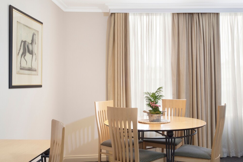 In-room dining, Melbourne Metropole Central