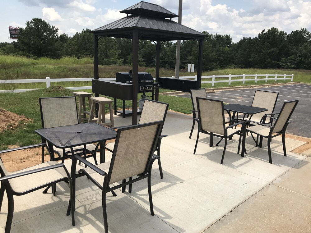 BBQ/picnic area, Microtel Inn & Suites by Wyndham Tuscaloosa East