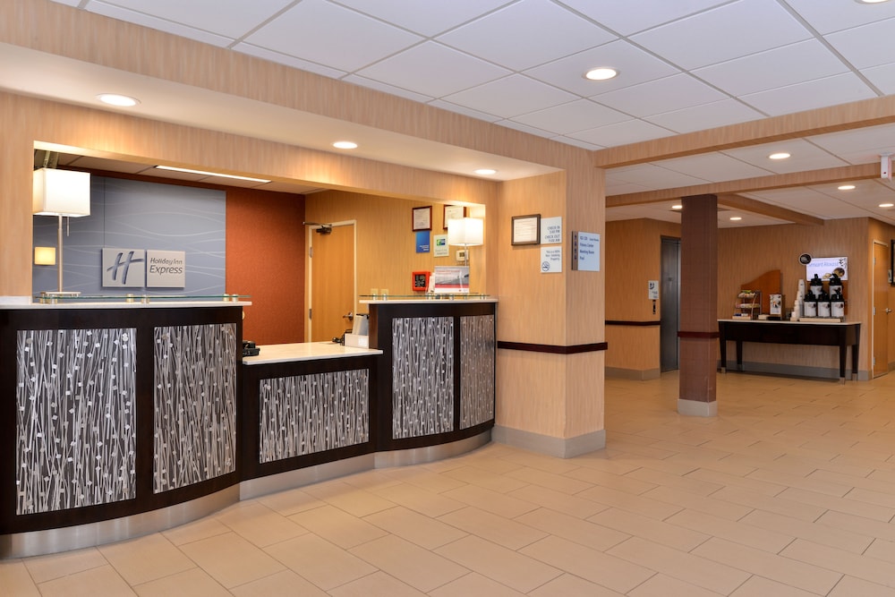 Holiday Inn Express & Suites Cincinnati-N/Sharonville, an IHG Hotel