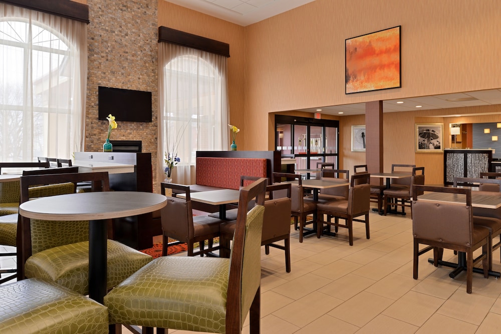 Holiday Inn Express & Suites Cincinnati-N/Sharonville, an IHG Hotel