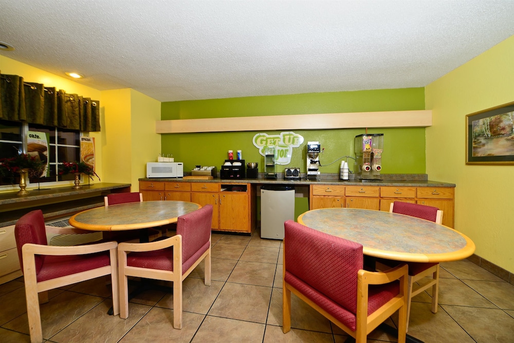 Breakfast area, Americas Best Value Inn & Suites Jackson, TN