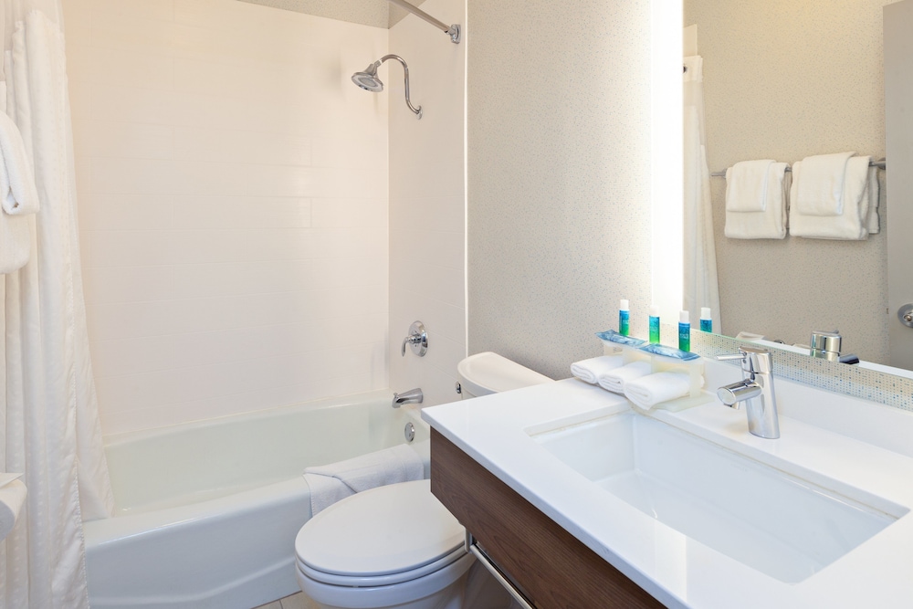 Holiday Inn Express Hotel & Suites San Diego-Escondido, an IHG Hotel