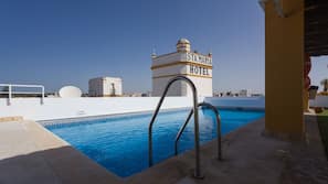 Una piscina al aire libre de temporada