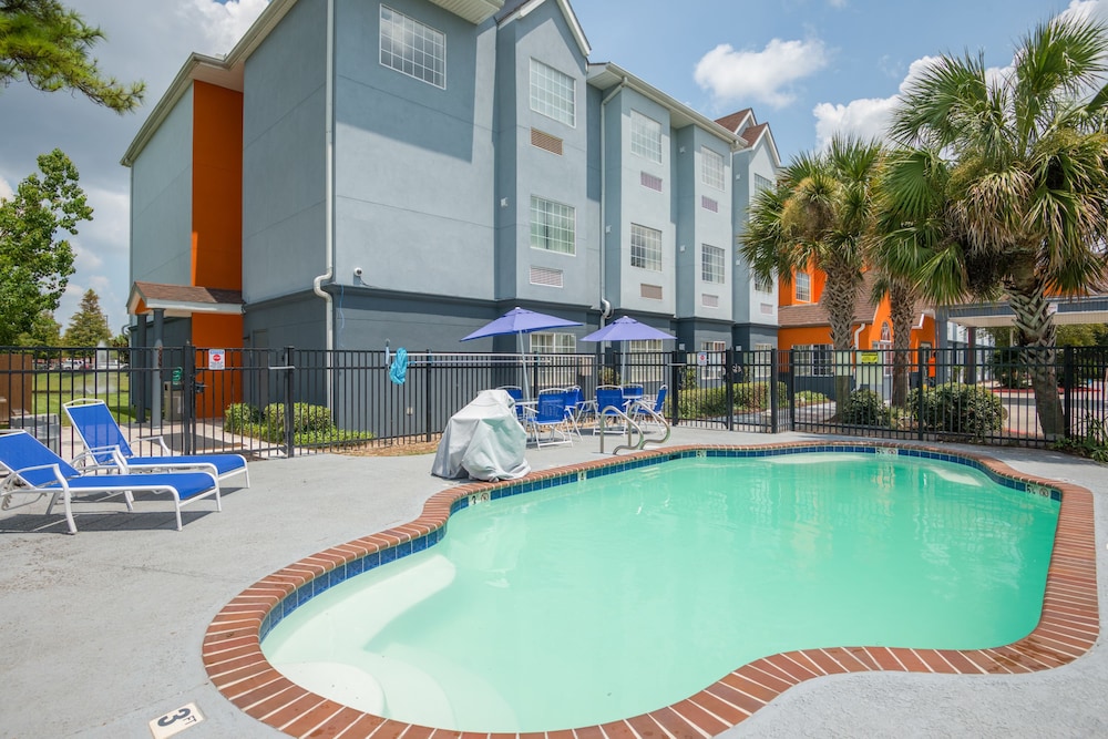 Outdoor pool, Trident Inn & Suites, Baton Rouge