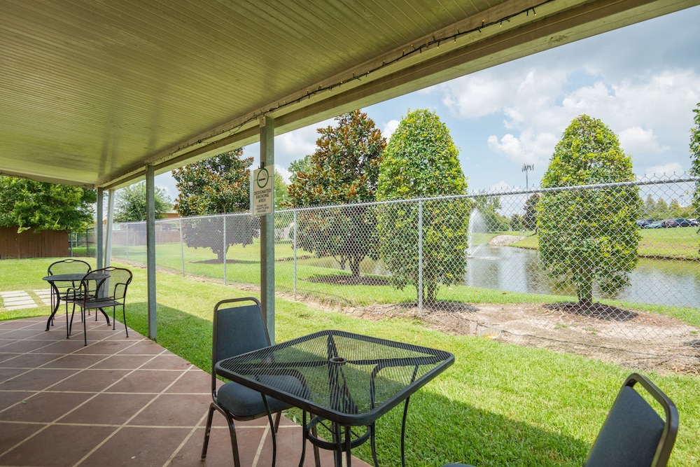 BBQ/picnic area, Trident Inn & Suites, Baton Rouge