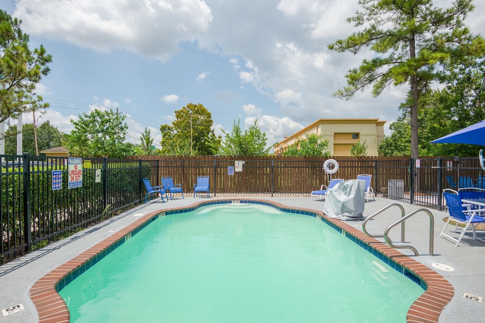 Outdoor pool, Trident Inn & Suites, Baton Rouge