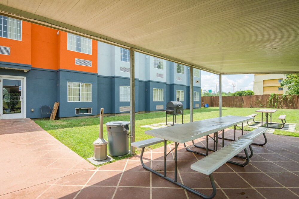 BBQ/picnic area, Trident Inn & Suites, Baton Rouge