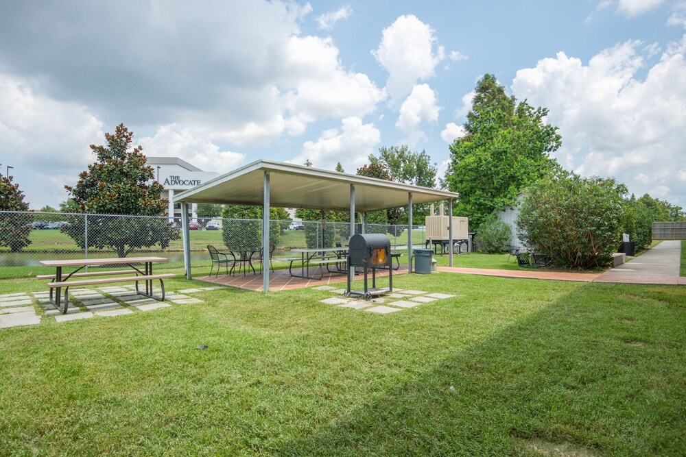 BBQ/picnic area, Trident Inn & Suites, Baton Rouge