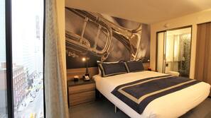 Luxe beddengoed, donzen dekbedden, een kluis op de kamer, een bureau
