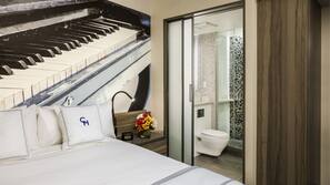 Luxe beddengoed, donzen dekbedden, een kluis op de kamer, een bureau