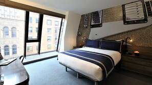 Luxe beddengoed, donzen dekbedden, een kluis op de kamer, een bureau