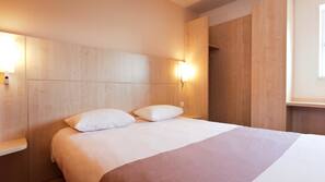 Premium bedding, desk, iron/ironing board, free cots/infant beds