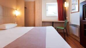 Premium bedding, desk, iron/ironing board, free cots/infant beds