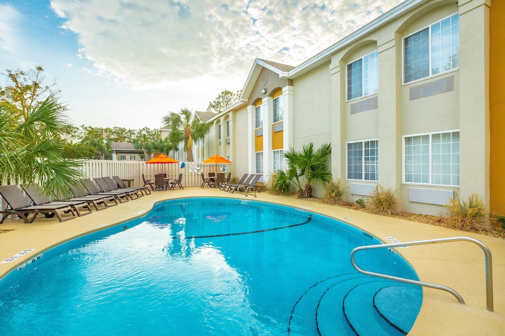 Pool, Holiday Inn Express Saint Simons Island, an IHG Hotel