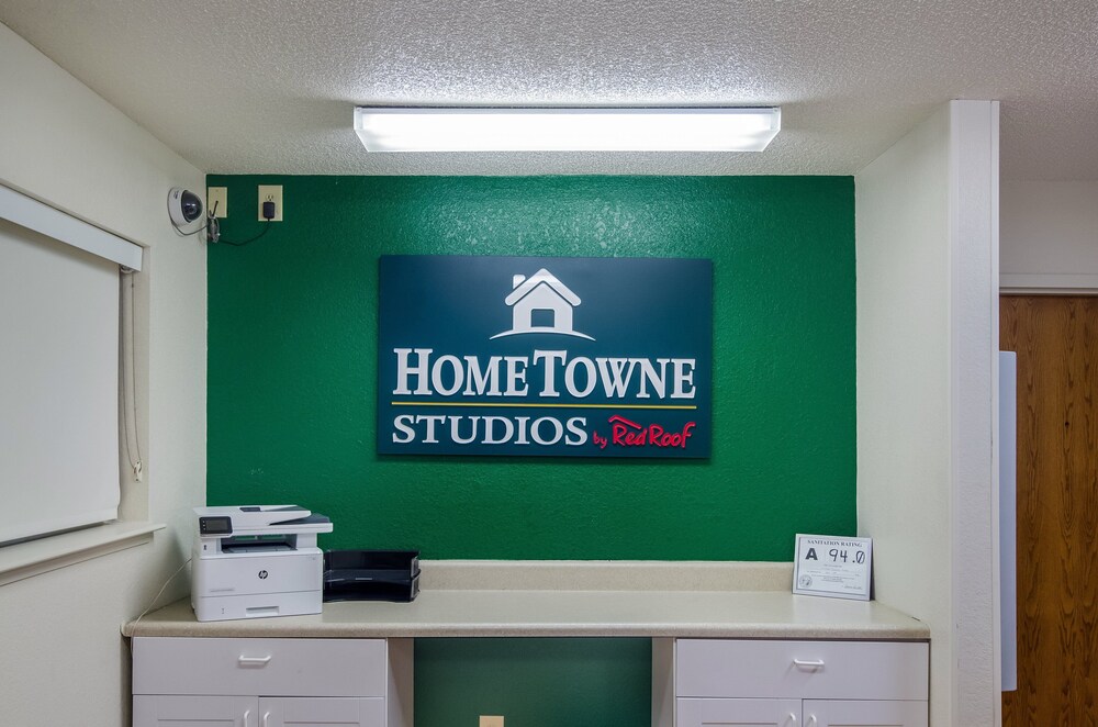 HomeTowne Studios by Red Roof Winston-Salem - University Pkwy