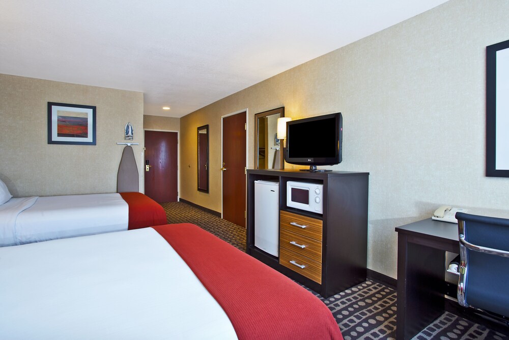 Room, Holiday Inn Express Hotel & Suites Wabash, an IHG Hotel