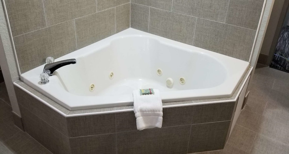 Private spa tub, Best Western Shallotte / Ocean Isle Beach Hotel