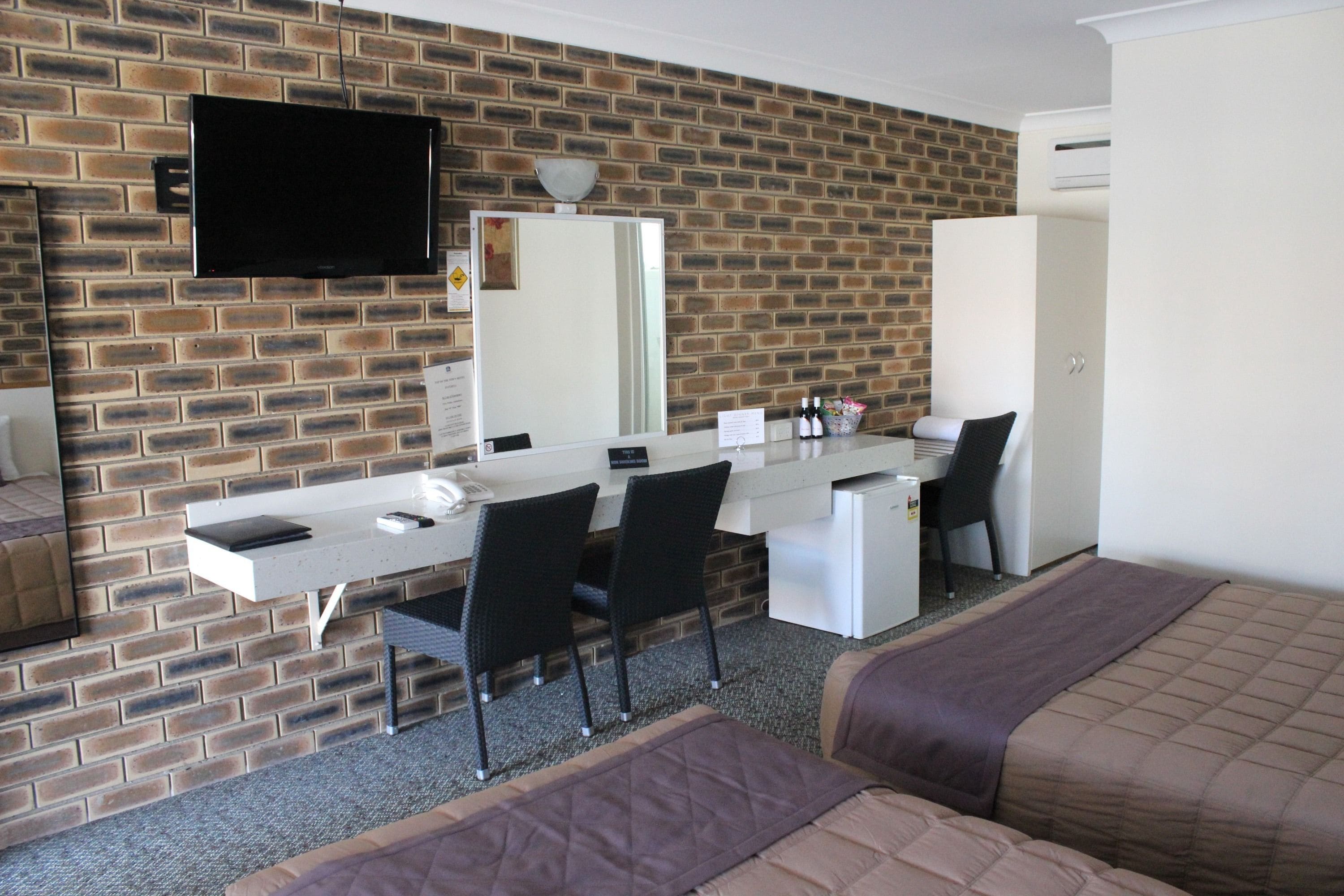 Top Of The Town Motel