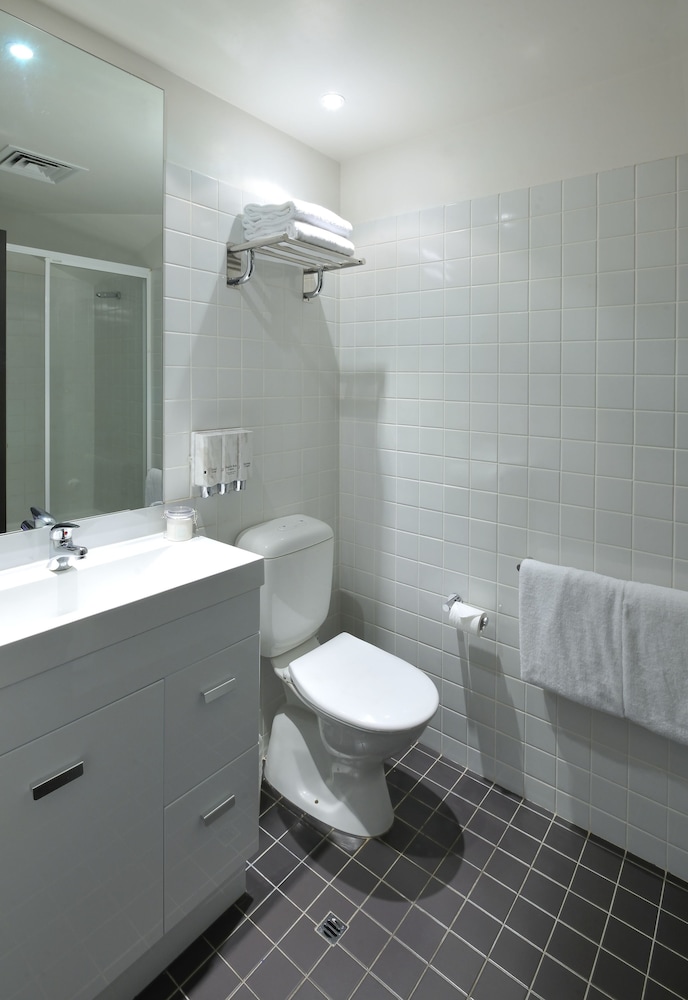 Bathroom, Metro Apartments on Bank Place