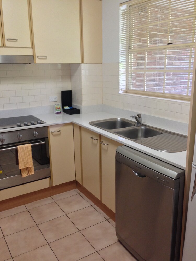 Private kitchen, Adina Serviced Apartments Canberra Kingston